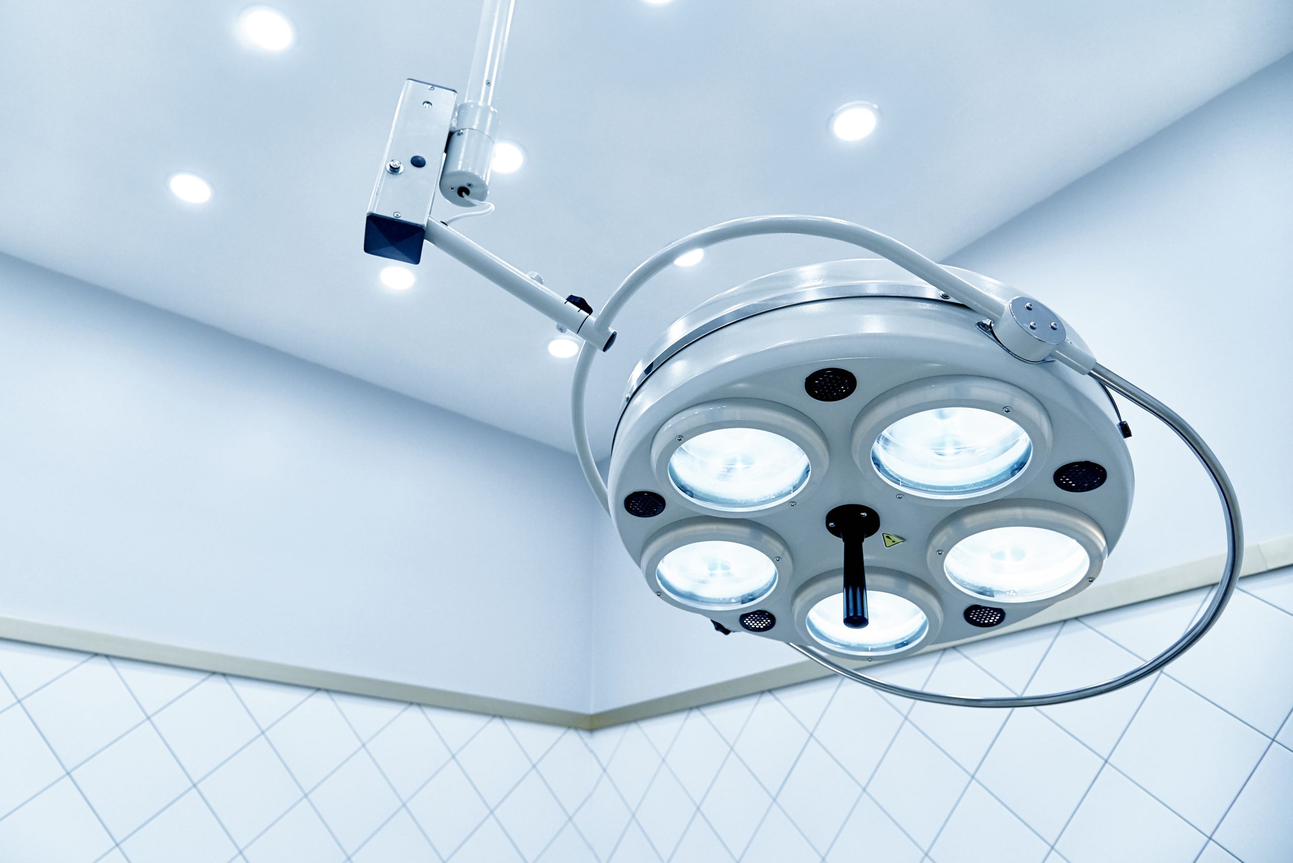 Lampe de fonctionnement: quelle couleur doit avoir l’éclairage dans une salle d’opération?