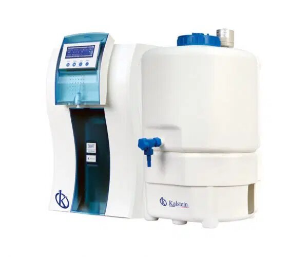 Comment le changement de filtre est-il effectué dans le système de purification de l'eau dans le laboratoire ?