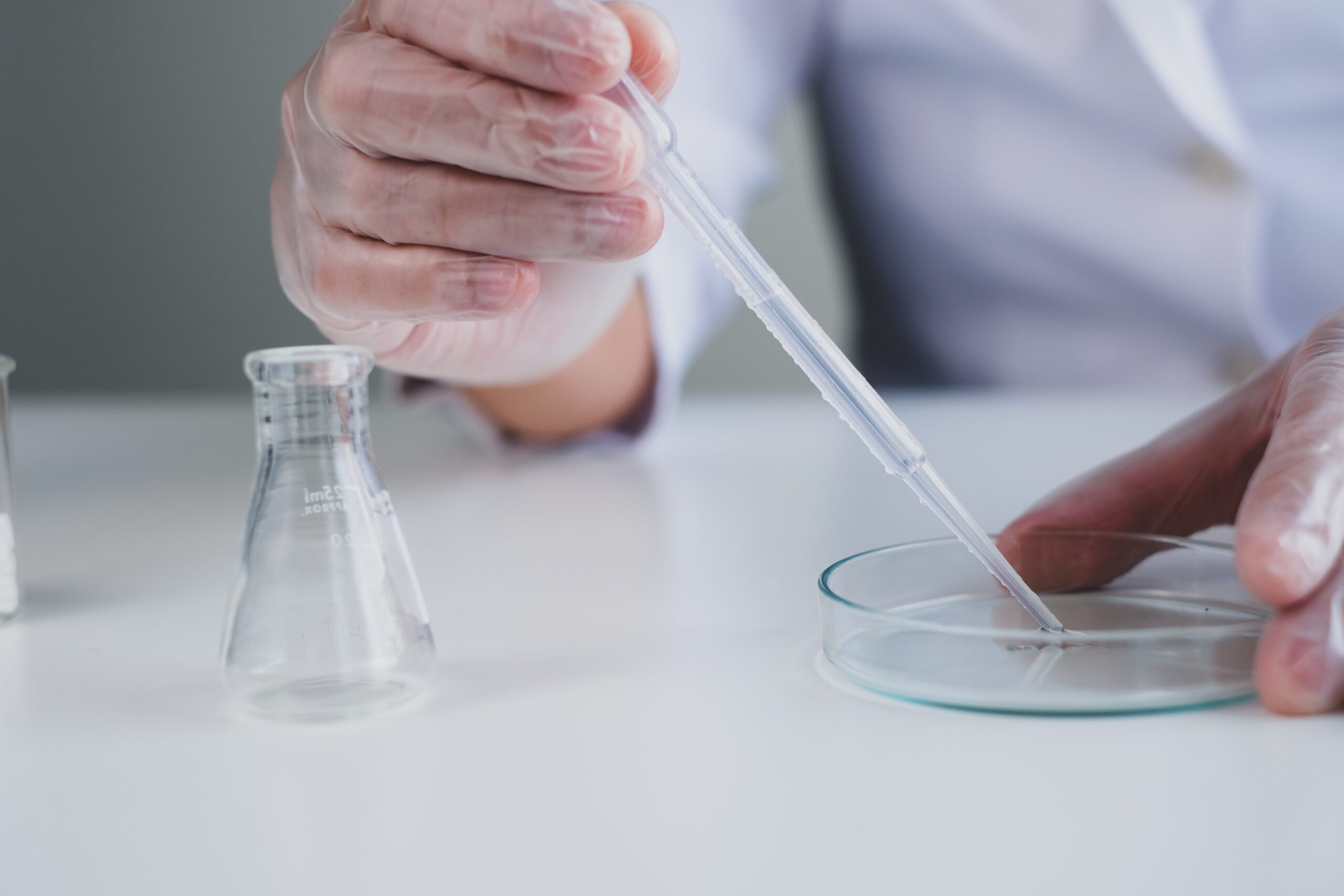 Des purificateurs d'eau pour une expérimentation scientifique sûre en laboratoire.