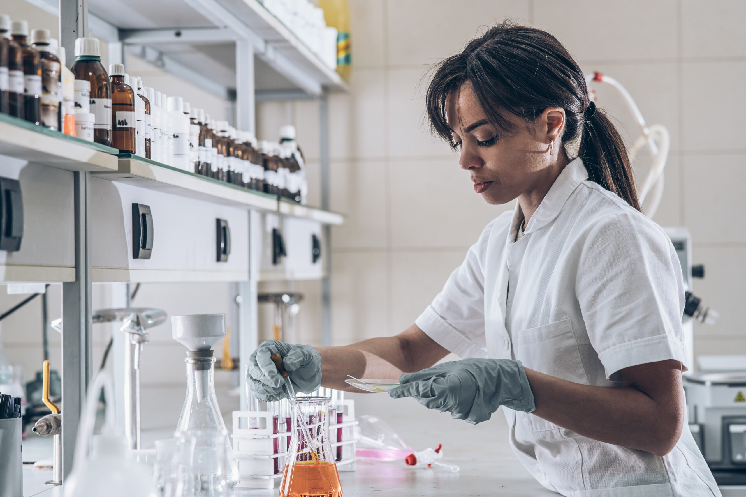 Alerte sur les coupes budgétaires : La recherche française à risque, selon la directrice de l’Institut Pasteur